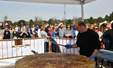 Tortilla gigante, gachas, caldo y chocolatada para celebrar el Día de la Tortilla en Mejorada del Campo