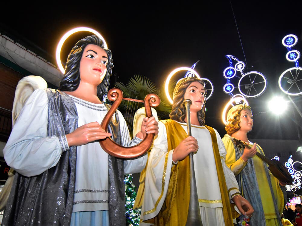 Pasacalles de los Ángeles Navideños Gigantes todas las tardes en Torrejón de Ardoz 