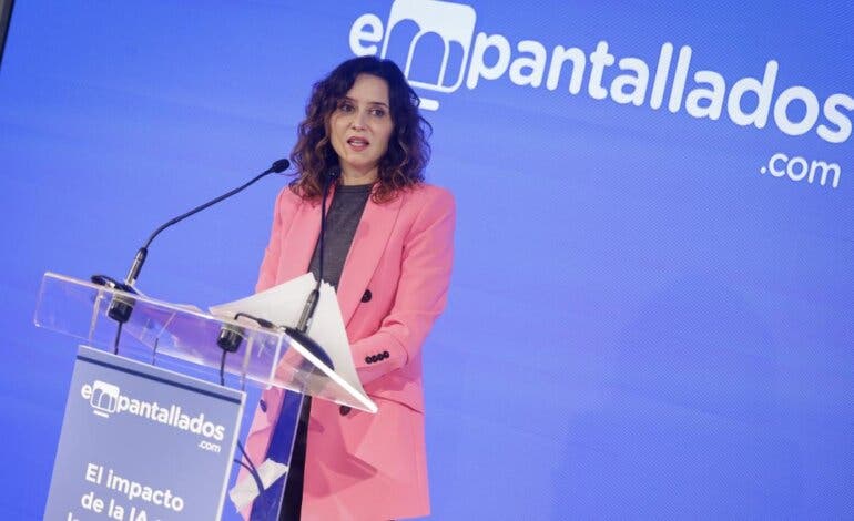 Ayuso reivindica «la escuela tradicional» y defiende que los profesores «no pueden ser sustituidos» por pantallas