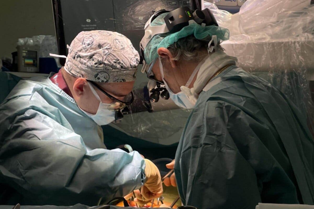 La sanidad madrileña, primera de España con un brazo robótico para operaciones de columna vertebral