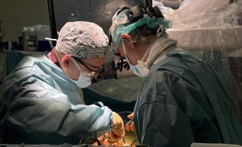 La sanidad madrileña, primera de España con un brazo robótico para operaciones de columna vertebral