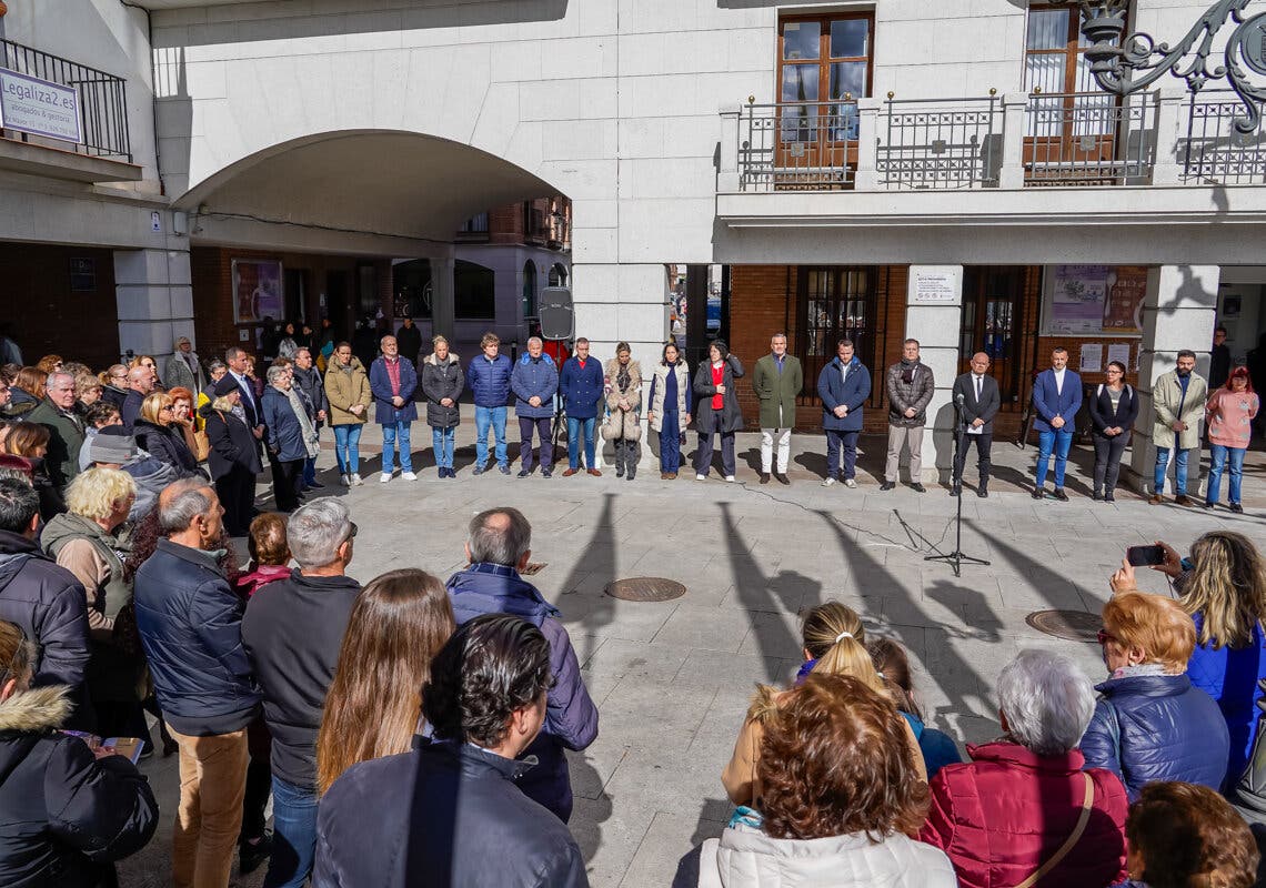 Henares: Silencios rotos por aplausos y el himno de Valencia por las víctimas del incendio