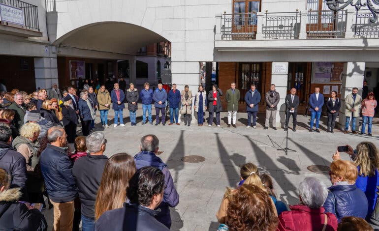 Henares: Silencios rotos por aplausos y el himno de Valencia por las víctimas del incendio