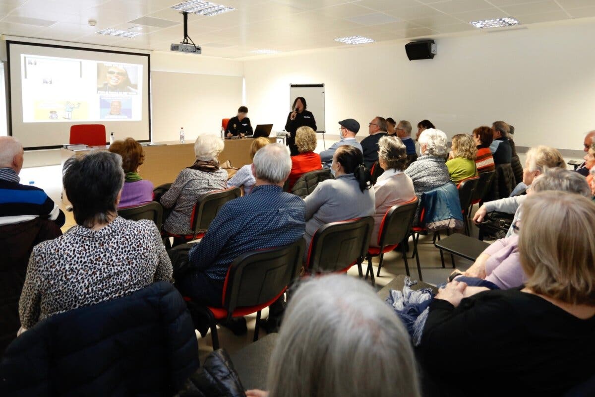 Las personas mayores de Coslada reciben información sobre la prevención de delitos