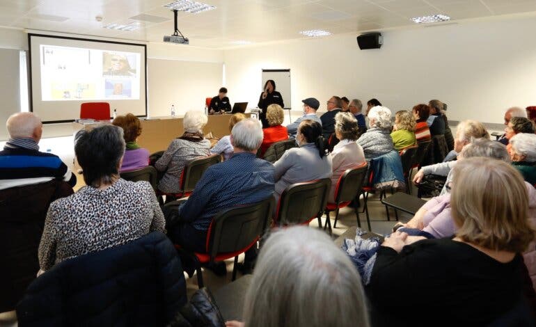 Las personas mayores de Coslada reciben información sobre la prevención de delitos