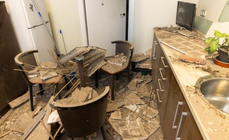 Se desprende un techo en el Ayuntamiento de Guadalajara: «Afortunadamente ni la alcaldesa ni ninguna otra persona se encontraba en esta sala»