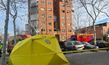 Dos vecinos rescatados por la fachada y 11 intoxicados tras el incendio de una vivienda en Usera 