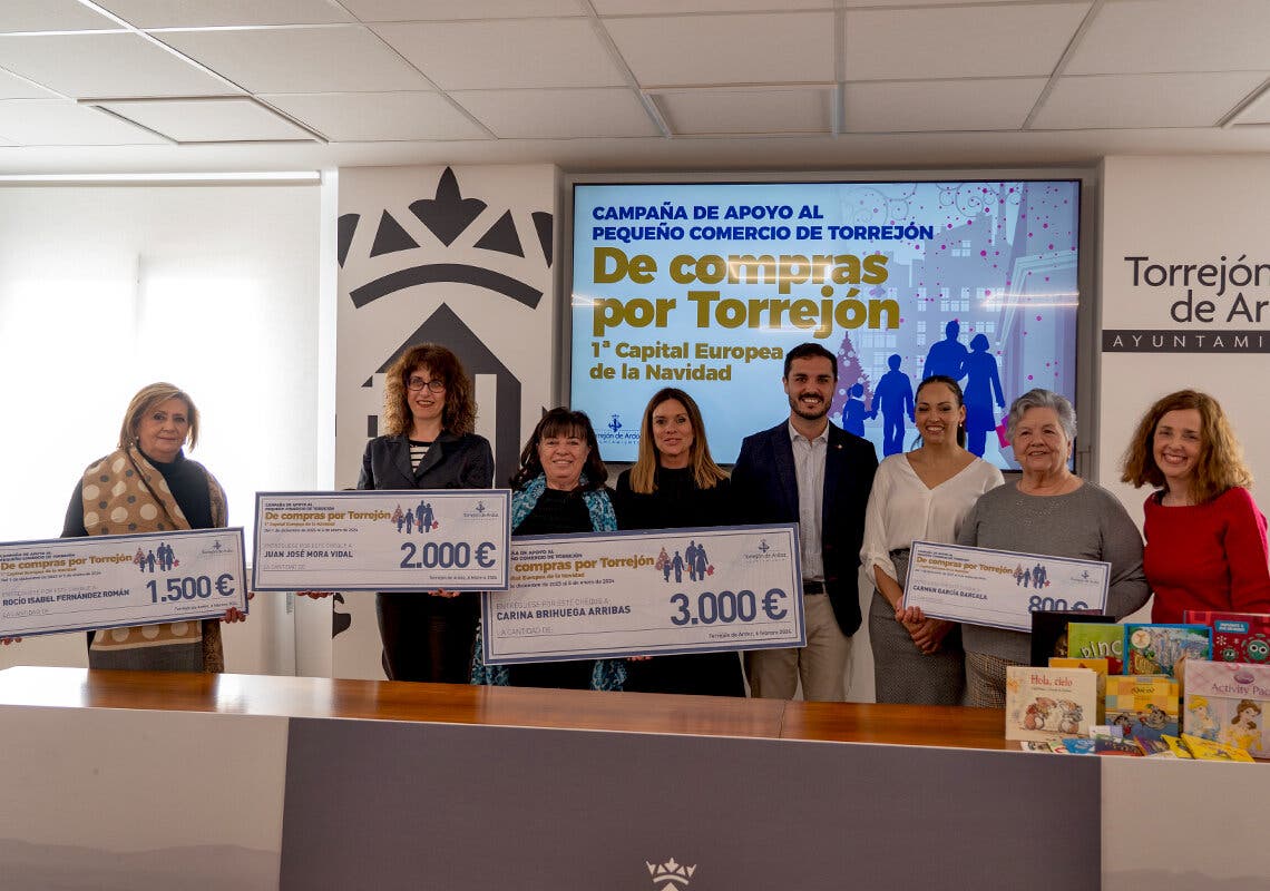 Entregados los cheques regalo del concurso «De compras por Torrejón, primera Capital Europea de la Navidad»