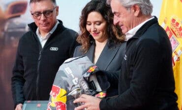 Ayuso homenajea a Carlos Sainz tras su triunfo en el Dakar: «El mejor piloto de rallys del mundo»