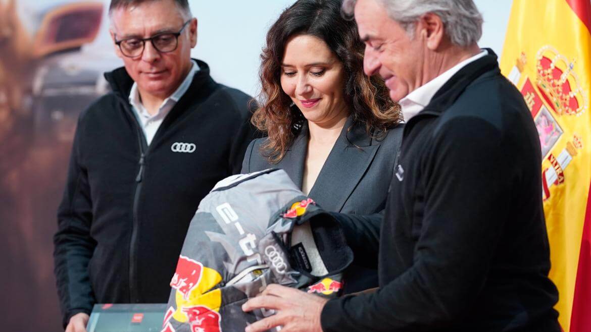 Ayuso homenajea a Carlos Sainz tras su triunfo en el Dakar: «El mejor piloto de rallys del mundo»