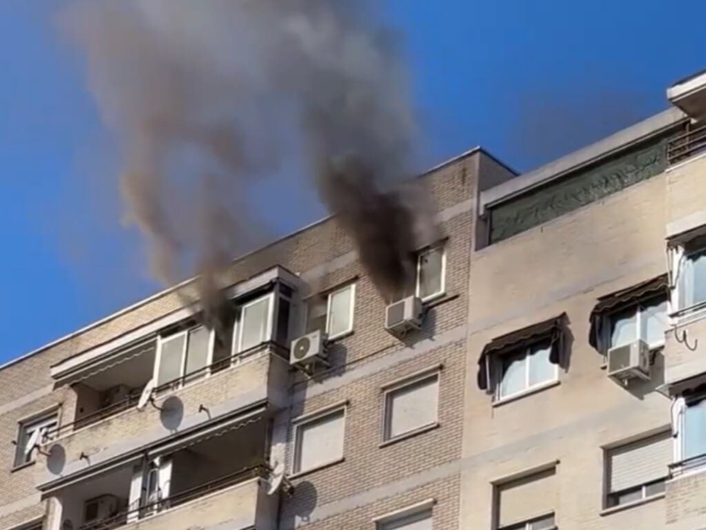 Tres afectados por humo en el incendio de una vivienda en Alcalá de Henares