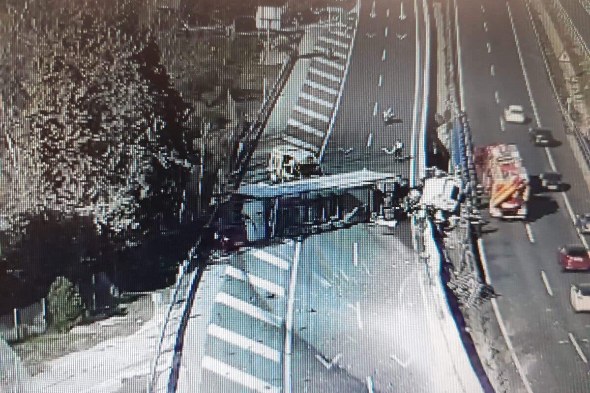 Un herido grave tras volcar un camión en la A-1, en San Agustín de Guadalix