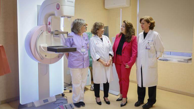La Comunidad de Madrid batió en 2023 su récord de mamografías para la detección del cáncer de mama
