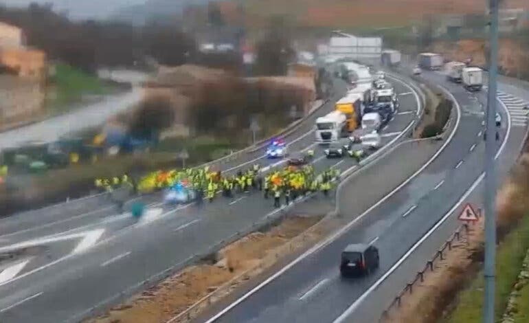 Huelga de tractores: Los agricultores vuelven a cortar la A-2 a la altura de Torija (Guadalajara)