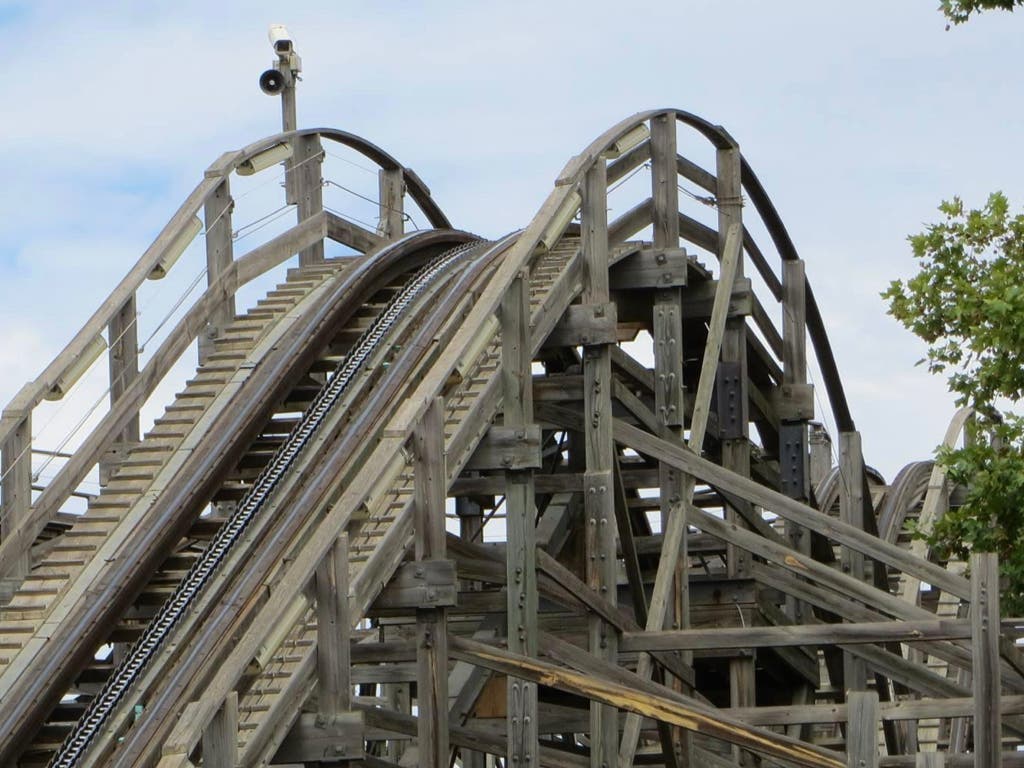 Catorce personas heridas, dos de ellas en estado crítico, en una atracción de PortAventura al caer un árbol encima