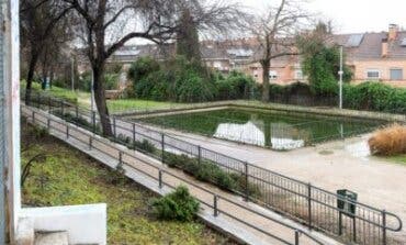 Hallan más de una decena de patinetes eléctricos en un histórico estanque de Alcalá de Henares durante su limpieza