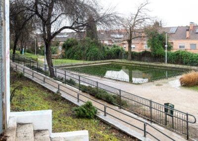 Hallan más de una decena de patinetes eléctricos en un histórico estanque de Alcalá de Henares durante su limpieza
