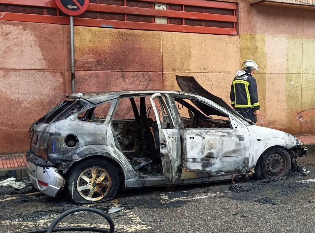 Un coche sale ardiendo al arrancarlo en plena calle en Alcalá de Henares