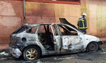 Un coche sale ardiendo al arrancarlo en plena calle en Alcalá de Henares