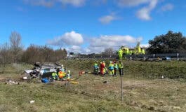 Un matrimonio de ancianos y su hija, heridos graves tras volcar su coche en la A-1