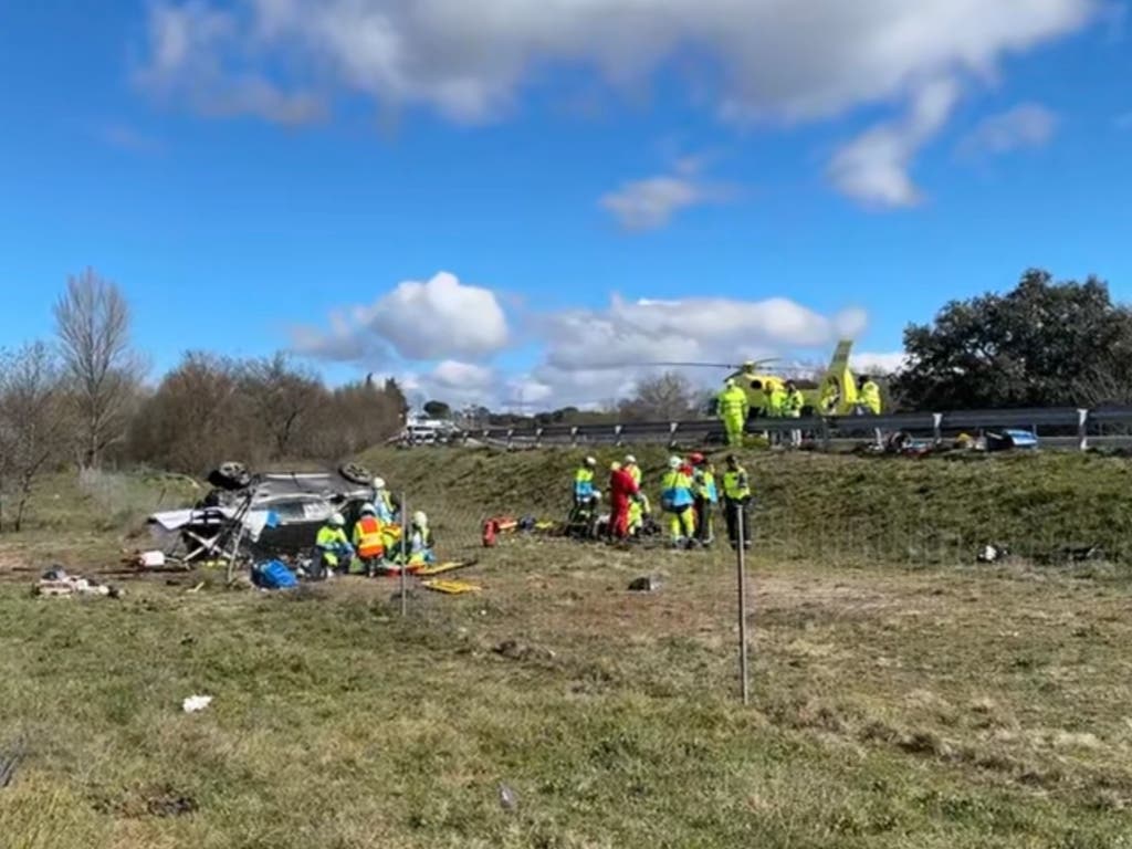 Un matrimonio de ancianos y su hija, heridos graves tras volcar su coche en la A-1
