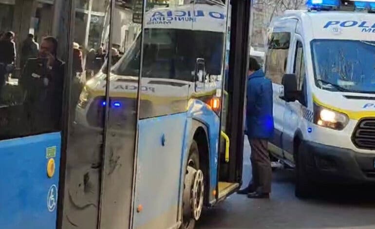 Herida grave una mujer tras ser atropellada por un autobús de la EMT en Madrid