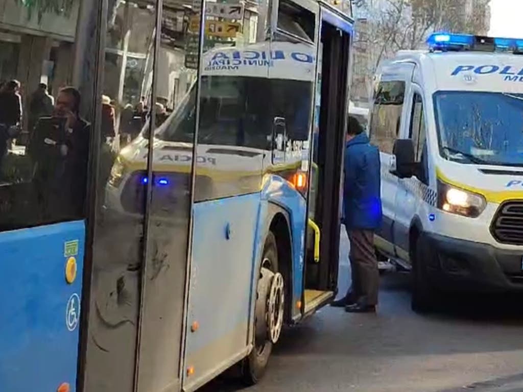 Herida grave una mujer tras ser atropellada por un autobús de la EMT en Madrid