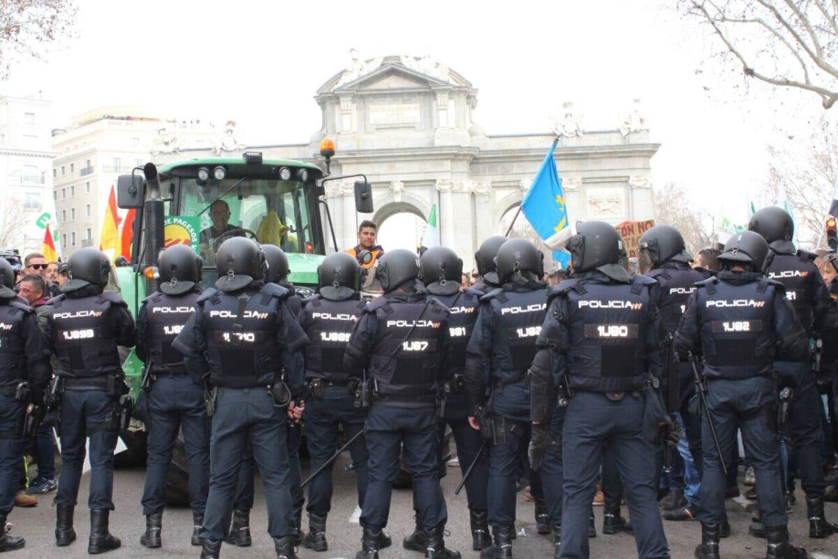 La gran tractorada colapsa Madrid: 500 tractores, 4.000 manifestantes, 10 heridos y dos detenidos en una jornada «histórica» para el campo