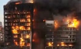 Ayuso ofrece a Valencia los recursos de la Comunidad de Madrid por el incendio que ha arrasado dos edificios de viviendas