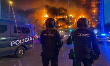 El devastador incendio de Valencia deja por el momento cuatro muertos, 14 desaparecidos y 15 heridos