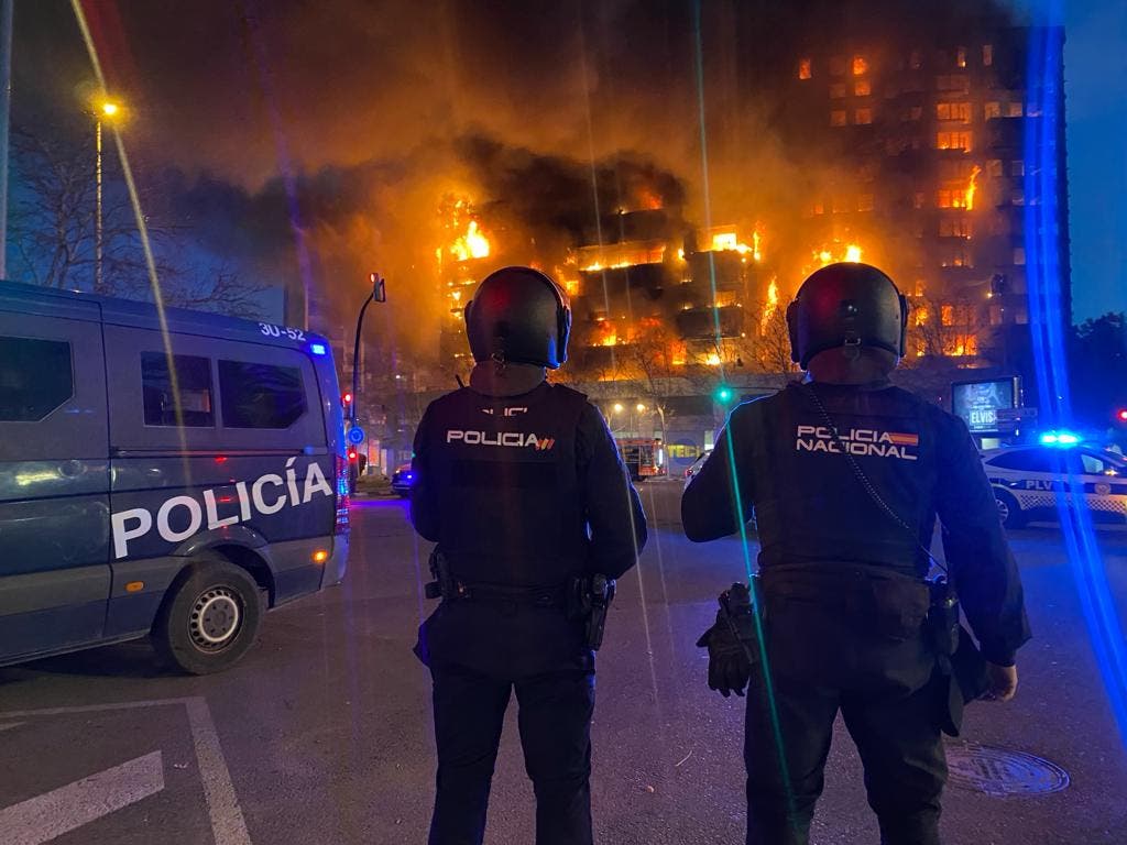 El devastador incendio de Valencia deja por el momento cuatro muertos, 14 desaparecidos y 15 heridos