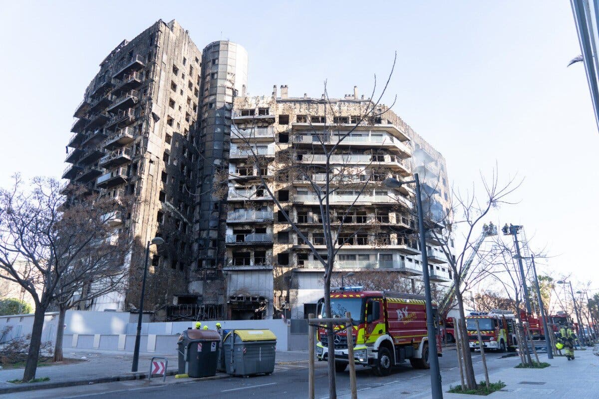 La investigación apunta que el incendio de Valencia que causó 10 muertos se pudo originar por un cortocircuito en el toldo de un apartamento