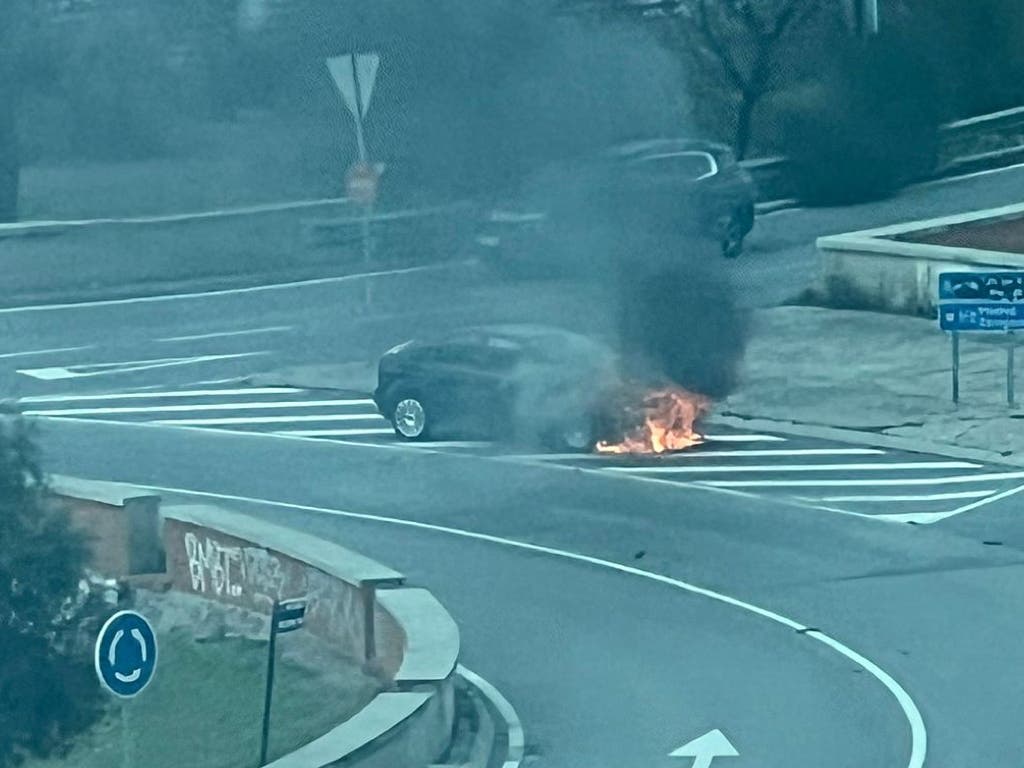 Un coche sale ardiendo en la rotonda del Corte Inglés de Alcalá de Henares