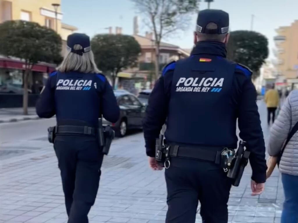 Arganda estrena su Policía de Barrio con agentes patrullando a pie por las calles