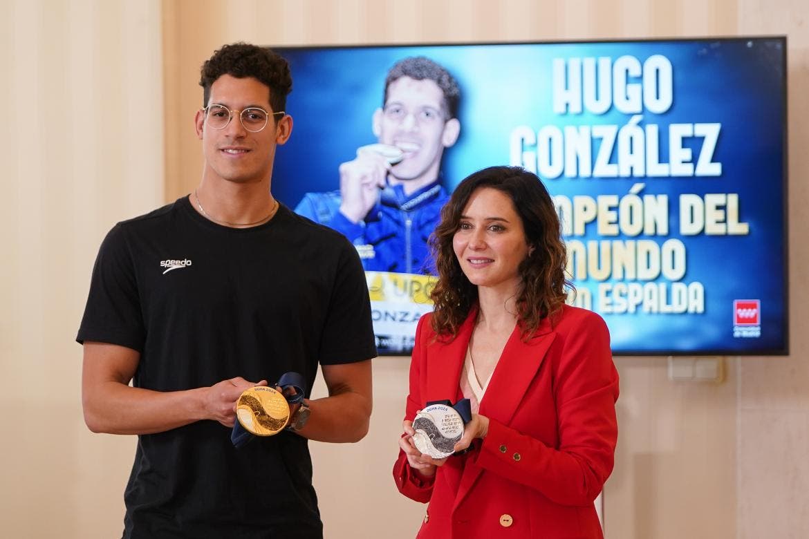 Ayuso recibe al nadador de Rivas Hugo González tras proclamarse campeón del mundo: «Ejemplo de humildad, talento, disciplina y sacrificio»