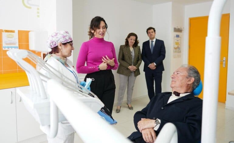 Madrid se convierte en la primera comunidad en ofrecer dentista gratis a los mayores de 80 años 