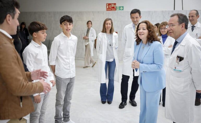 La sanidad pública de Madrid logra curar a un niño de una dolencia grave con una nueva técnica sin cirugía 