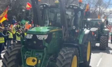 La marcha con 100 tractores que salió esta mañana de Arganda llega a Madrid 