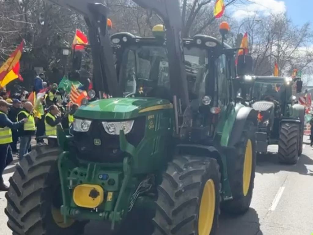 La marcha con 100 tractores que salió esta mañana de Arganda llega a Madrid 