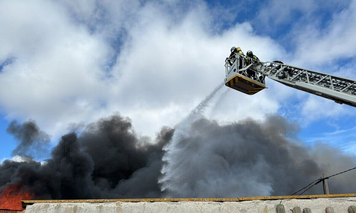 Un incendio provoca una importante columna de humo que obliga a confinar a los vecinos de viviendas cercanas en Leganés 