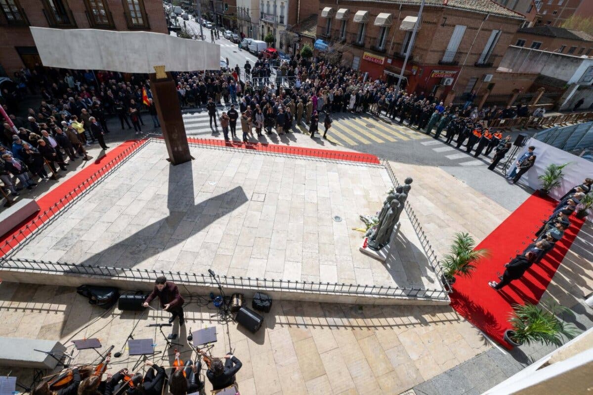 Repiques de campanas, flores, aplausos y silencios en el Henares por los 20 años del 11M 