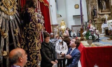 Almeida pide al Cristo de Medinaceli por los familiares y las víctimas del 11M en el 20 aniversario del atentado