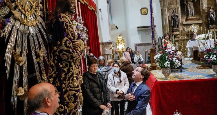 Almeida pide al Cristo de Medinaceli por los familiares y las víctimas del 11M en el 20 aniversario del atentado