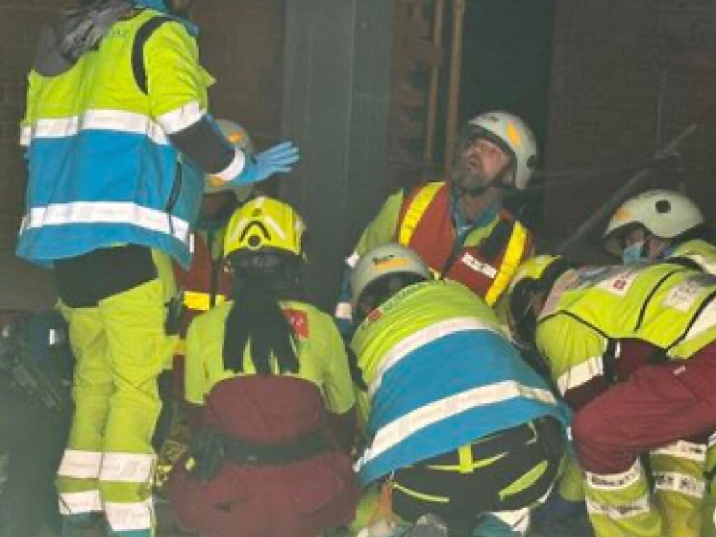 Herido muy grave un trabajador tras caer desde tres metros de altura en una obra en Collado Villalba