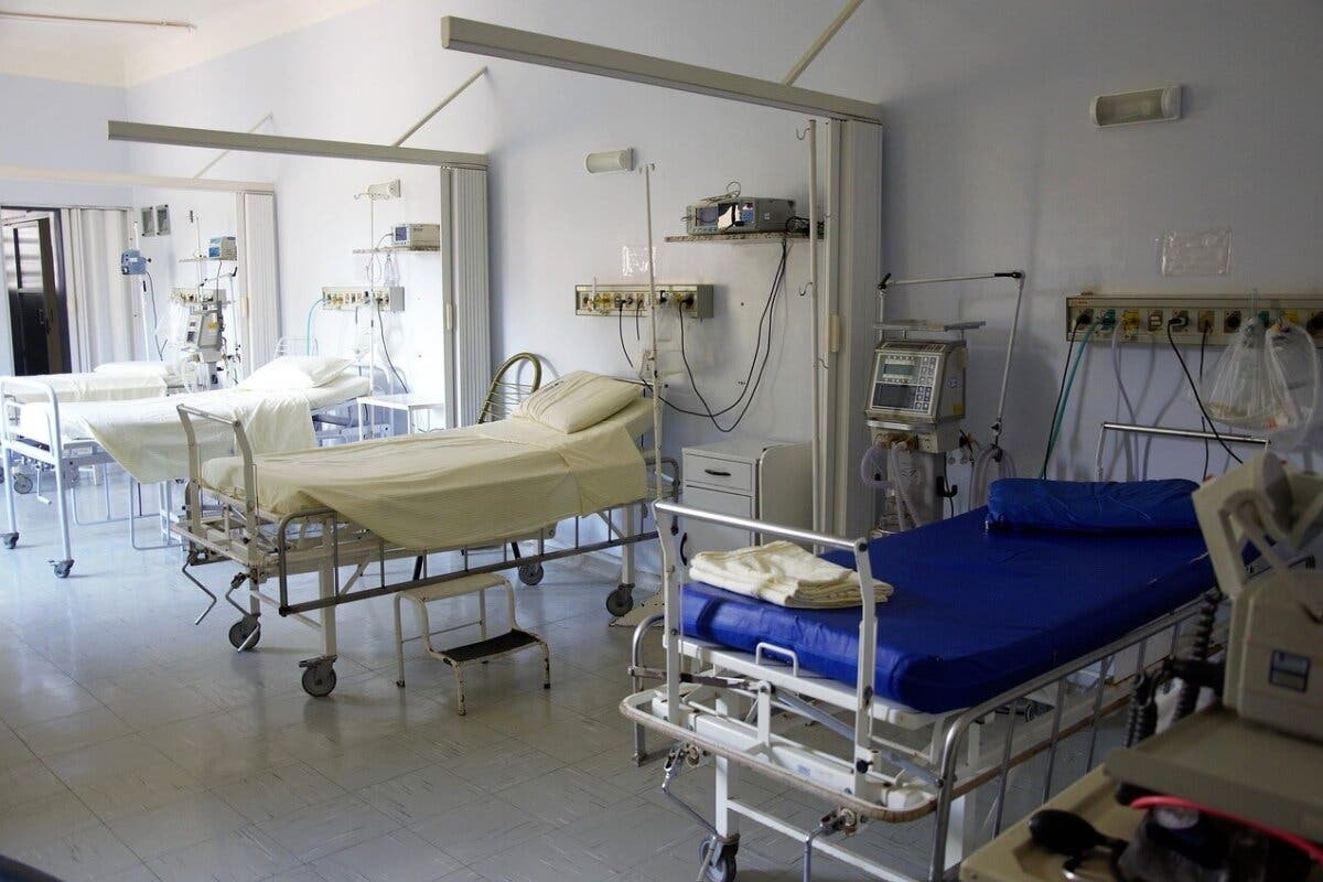 Muere un sanitario en un hospital de Madrid tras propinarle un paciente una patada en los testículos