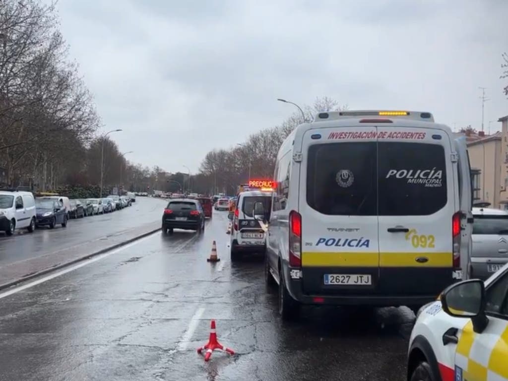 Herido grave un hombre tras ser atropellado, salir despedido e impactar de cabeza contra otro coche en Madrid 