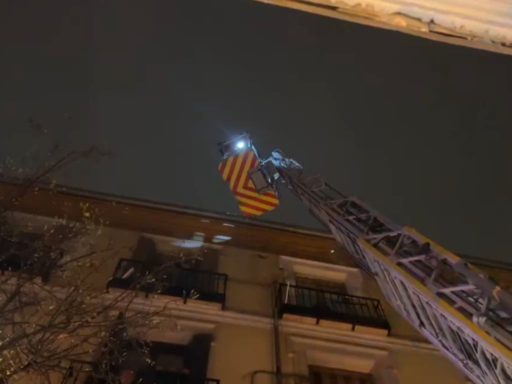 Un incendio obliga a desalojar un edificio de viviendas en el centro de Madrid 