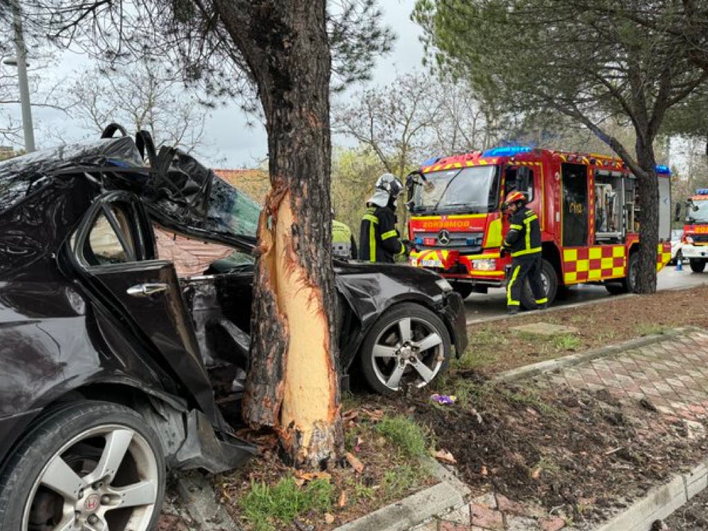 Herido grave un hombre tras impactar su coche violentamente contra un árbol en Tres Cantos