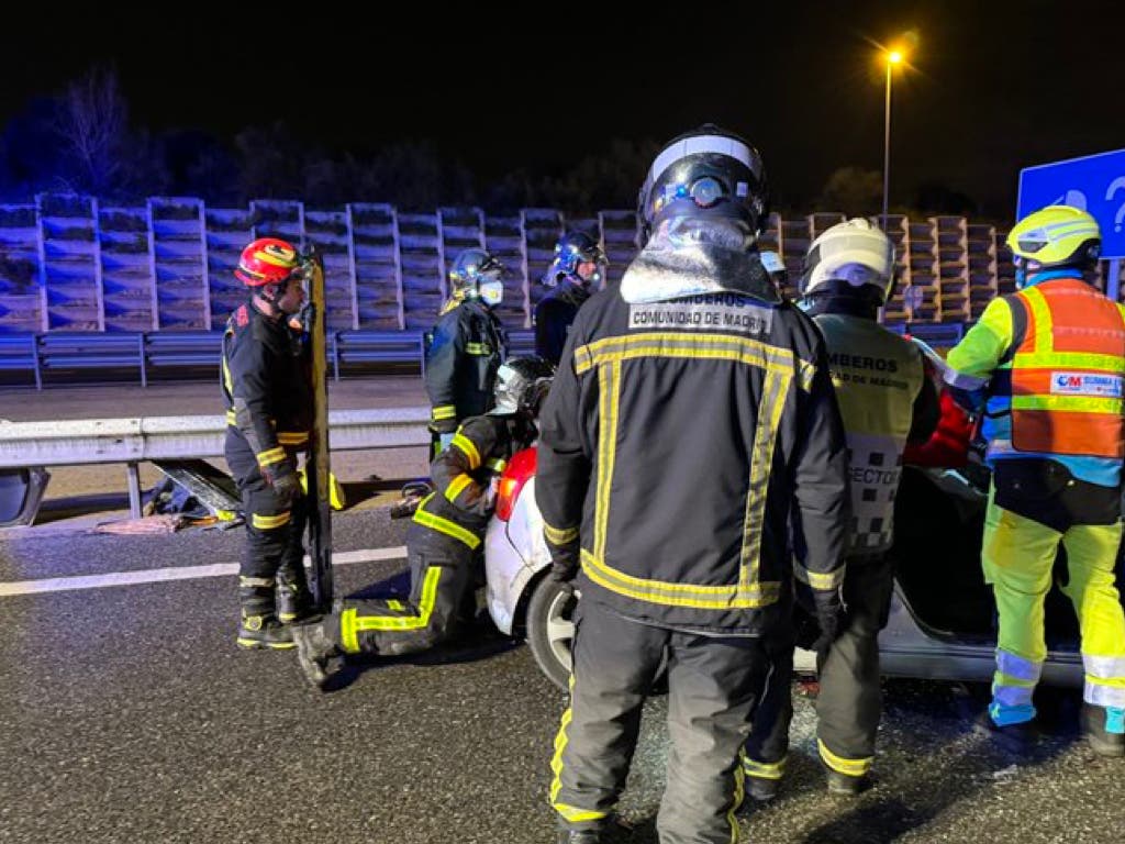 Tres heridos en una colisión entre dos coches y un camión en la M-50