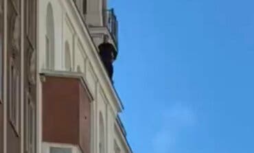 Cortan la Gran Vía de Madrid durante dos horas por la presencia de un hombre en la fachada de un hotel